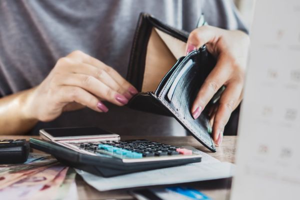 Jakie długi można umorzyć w upadłości konsumenckiej? Upadłość konsumencka małżonków – jakie są skutki dla wspólnego majątku? Jak zrzec się spadku? Kiedy nie trzeba zgłaszać spadku do urzędu skarbowego? Rozwód - czego nie robić podczas procesu? Czy i kiedy możliwa jest opieka naprzemienna po rozwodzie? Czy sąd może odmówić rozwodu? Jak chronić majątek osobisty przed rozwodem? Rozwód i podział majątku z obcokrajowcem – na co zwrócić uwagę? Jakie dowody są potrzebne w sprawie o rozwód z orzeczeniem o winie? Czy darowizna podlega podziałowi przy rozwodzie Ile kosztuje upadłość konsumencka?